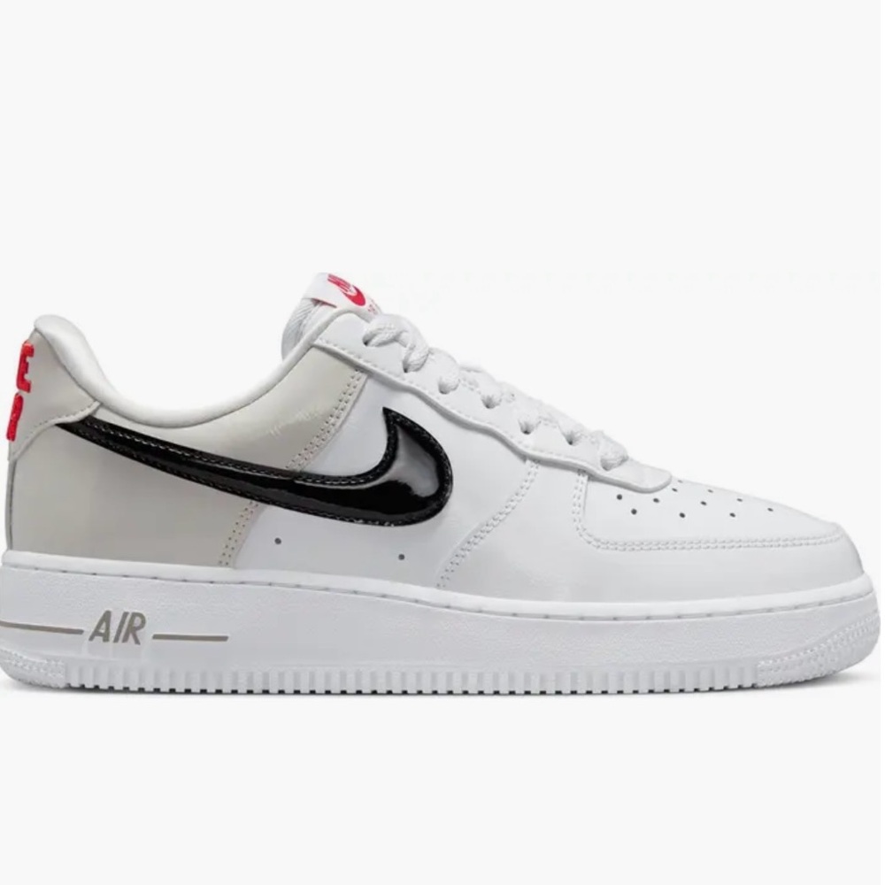 Air Force 1 '07 ESS Sneaker (Women)
